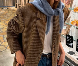 Fall vintage outfit: anoversized blazer with a knitted shawl over the shoulders