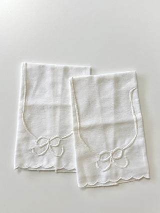 Set of 2 white vintage linen napkins with bow embroidery and scalloped edges
